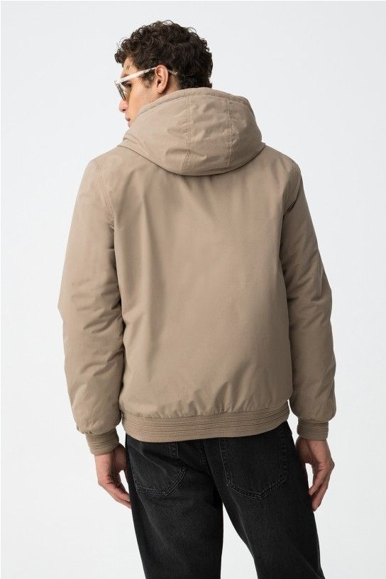 Cazadora con capucha BEIG Cazadora con capucha BEIG